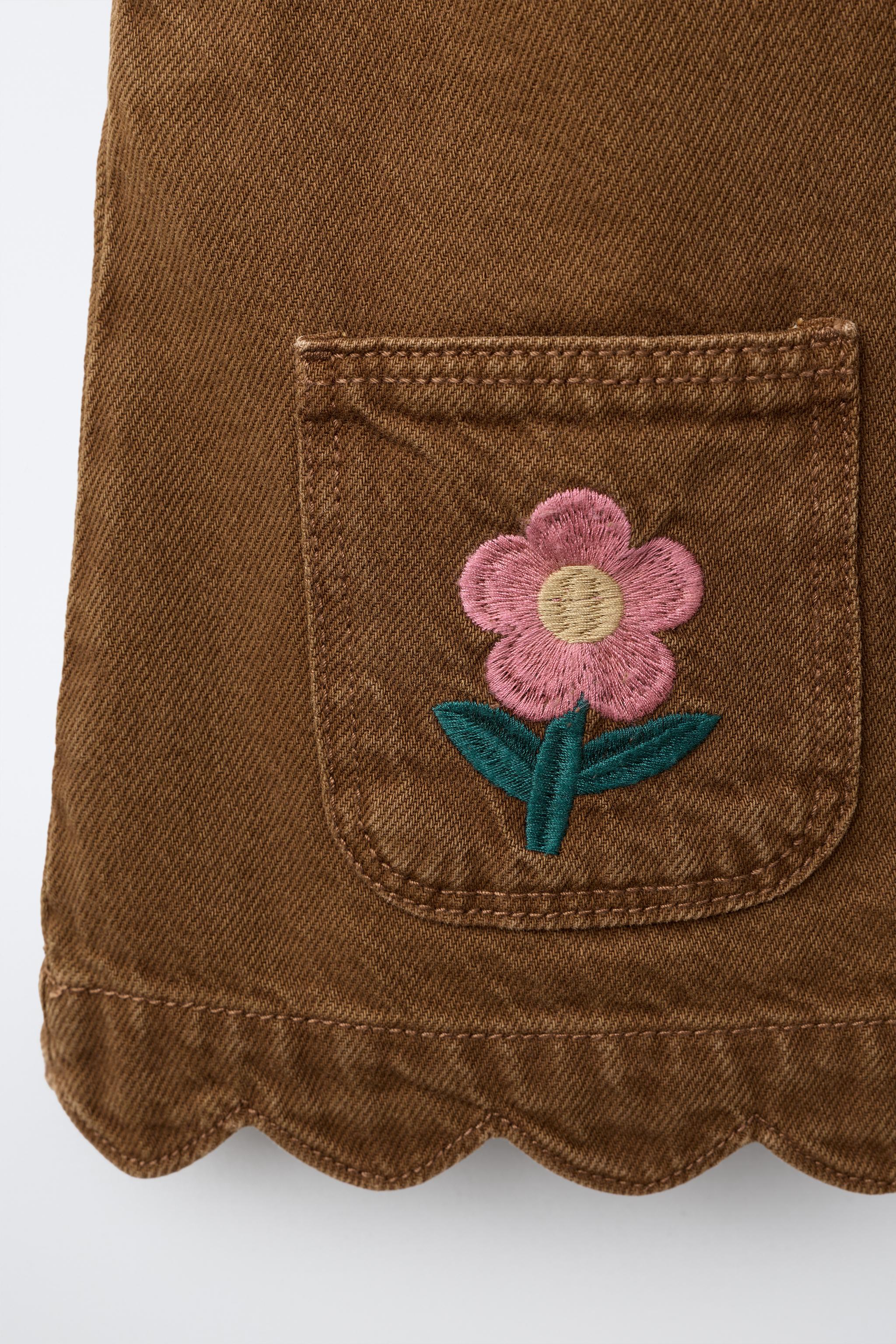ROBE-SALOPETTE EN SERGÉ À FLEURS BRODÉES